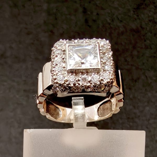 Anillo oro blanco con piedra cuadrada y circonitas alrededor