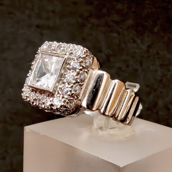 Anillo oro blanco con piedra cuadrada y circonitas alrededor - Imagen 2