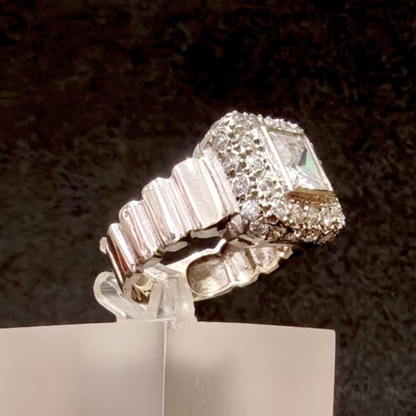 Anillo oro blanco con piedra cuadrada y circonitas alrededor - Imagen 3