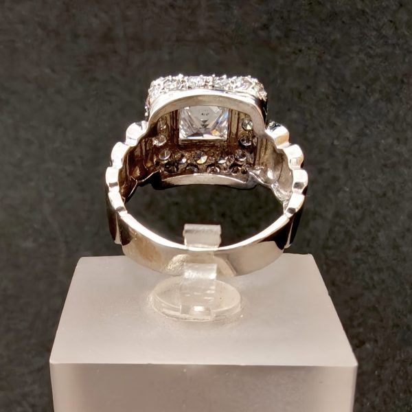 Anillo oro blanco con piedra cuadrada y circonitas alrededor - Imagen 4