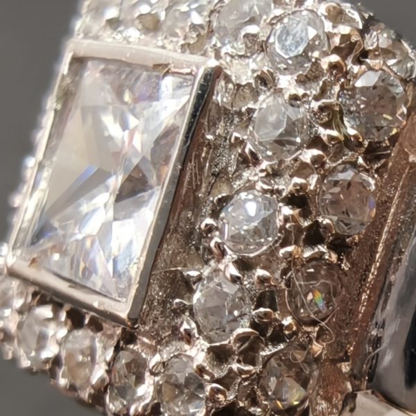Anillo oro blanco con piedra cuadrada y circonitas alrededor - Imagen 5