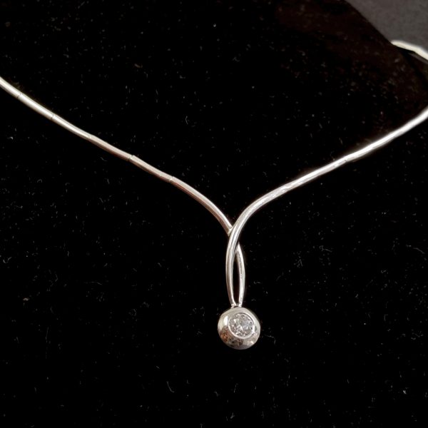 Gargantilla oro blanco 18K con diamante.