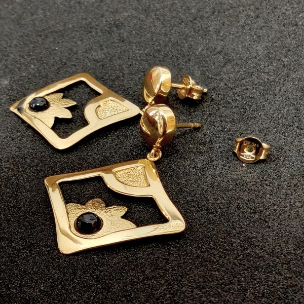 Pendientes oro 18k rombo con flor labrada con piedra negra. - Imagen 2