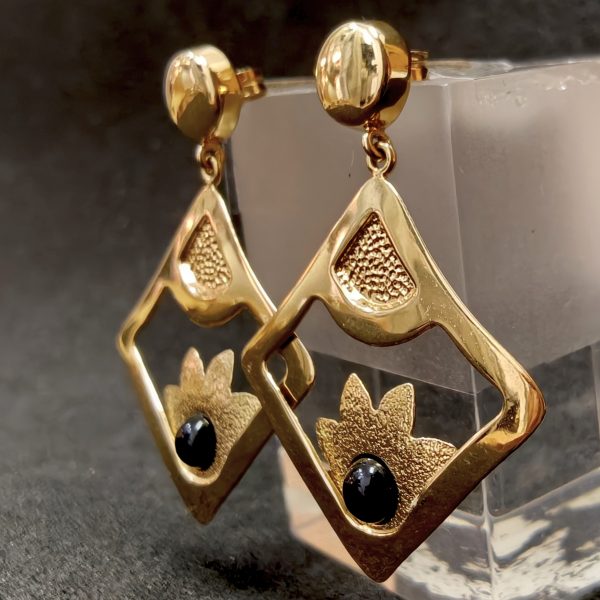 Pendientes oro 18k rombo con flor labrada con piedra negra. - Imagen 3