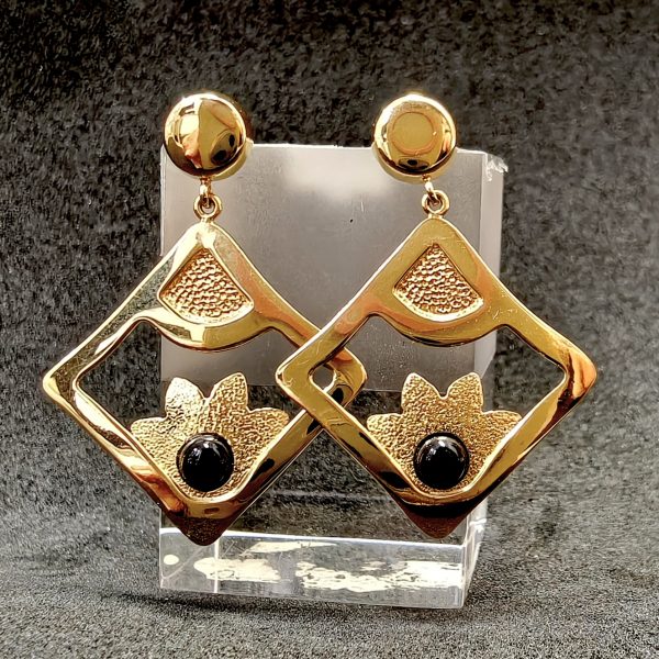 Pendientes oro 18k rombo con flor labrada con piedra negra.